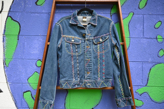 Vintage Bespoke One of a Kind Hand embroidered Denim Jean Trucker Jacket / Unisex 38L / ZigZag Color stitch Medium Wash 90s Y2K Jean Jacket